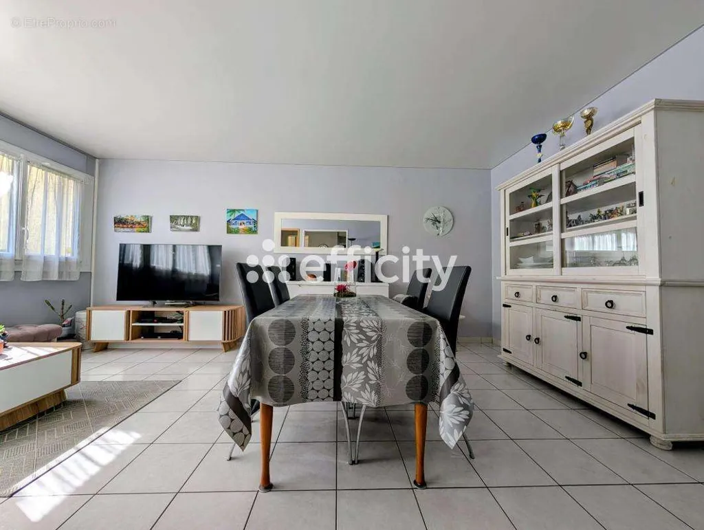 Salle à manger - Appartement avec Jardin et Terrasse au Calme à Ormesson