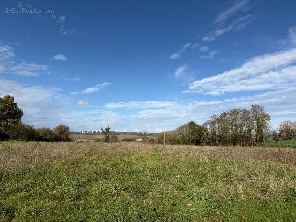 Aed - Buildable Plot with Garden in Langon