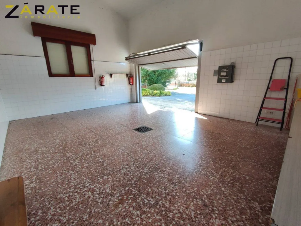 Garaaž - 10-Room House with Pool in Larrabetzu