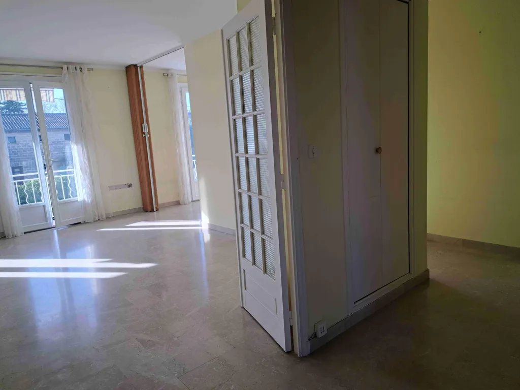 Séjour - Appartement T3 avec Jardin Commun et Garage à Proximité du Tramway