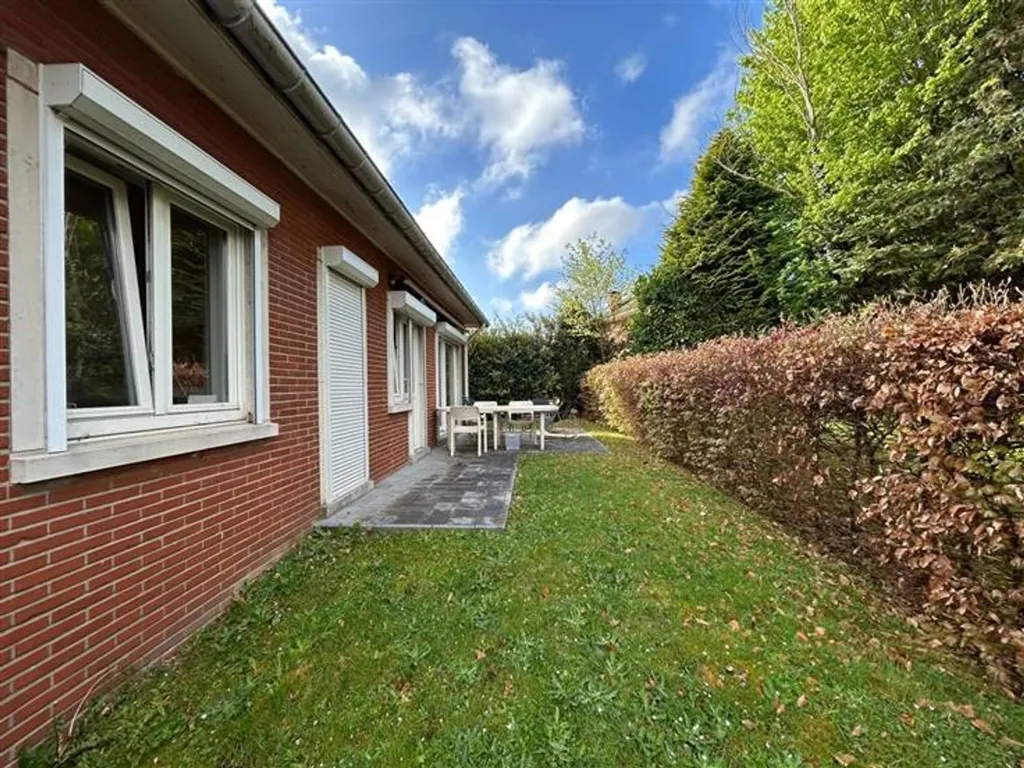 Jardin - Villa Rénovée avec Terrasse dans Quartier Résidentiel