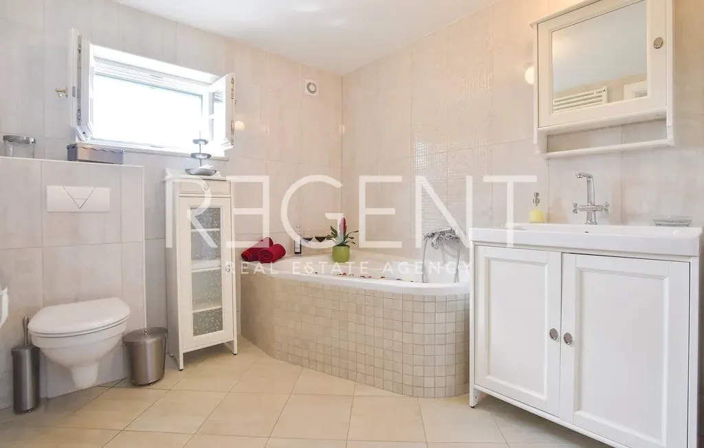 Salles de bain - Luxury Stone House with Pool in Sinj