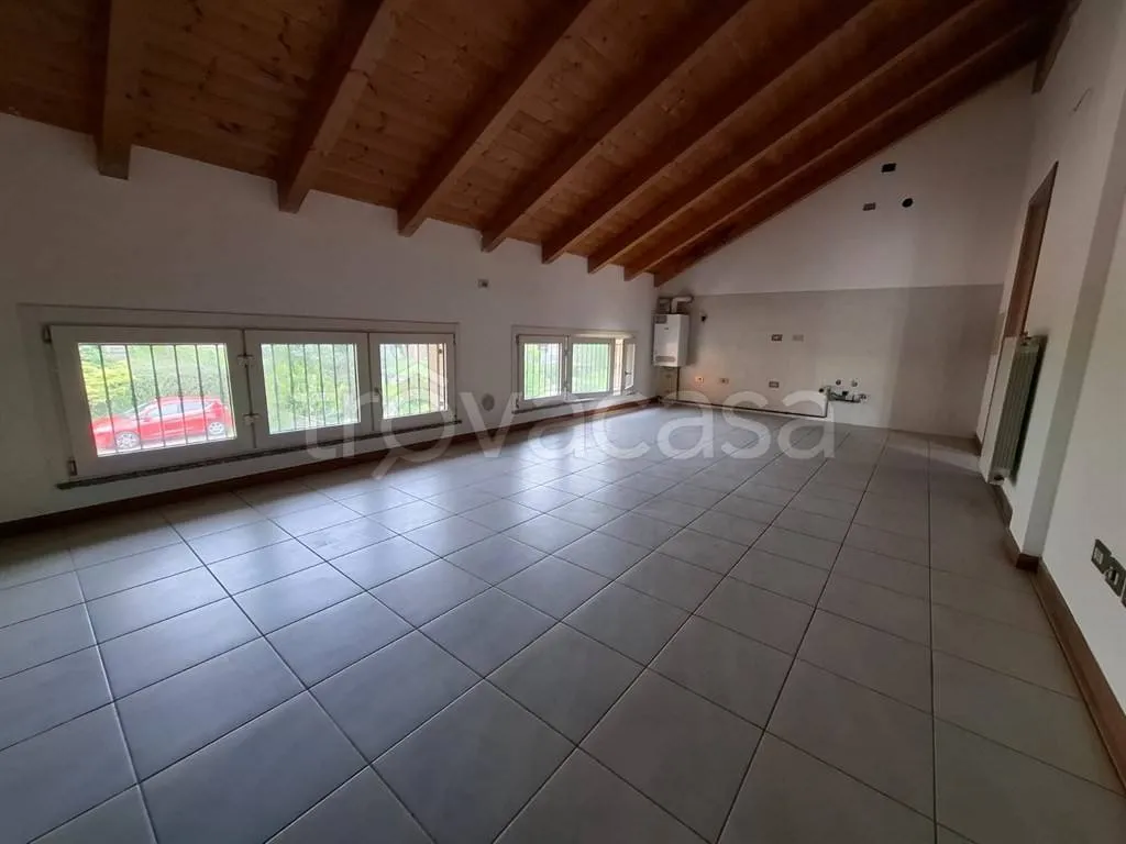 Pièces - Mansarded Apartment with Parking in Civate