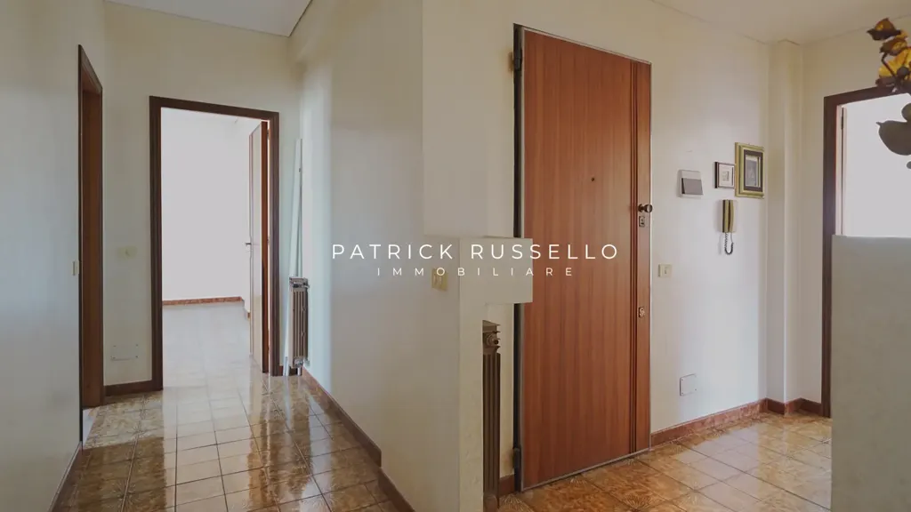 Esik - Spacious Apartment with Triple Exposure in Caposoprano, Gela
