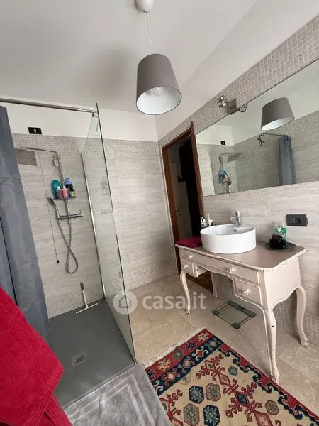 Vannitoad - Two-Level Lake View Apartment in Buguggiate