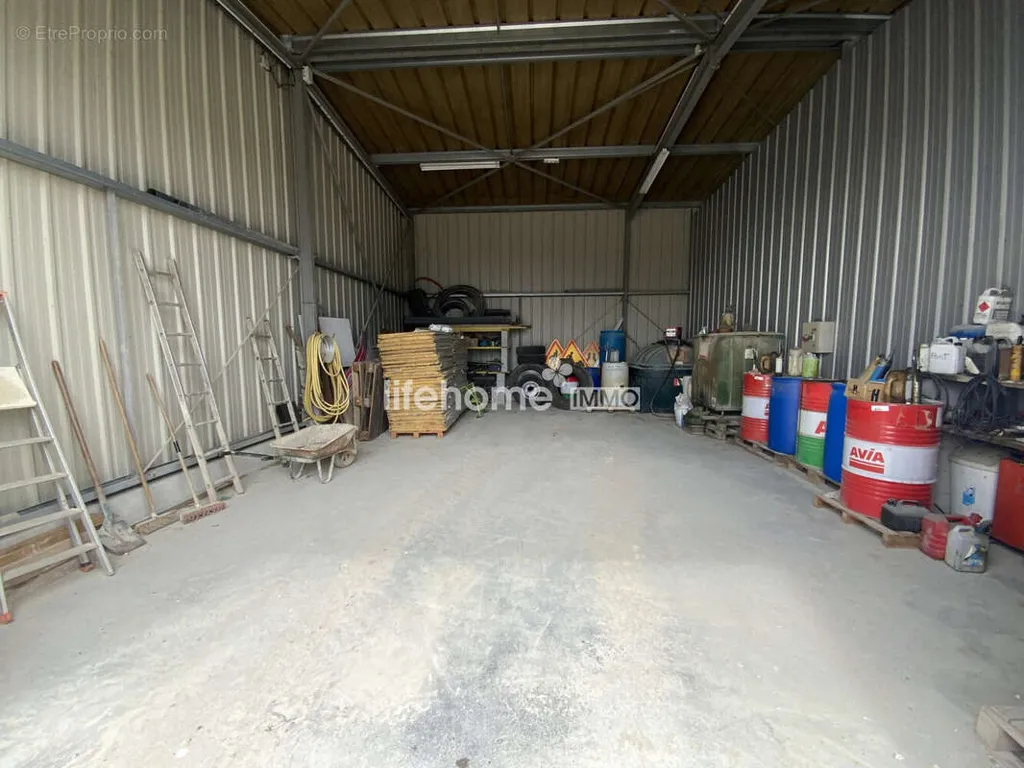 Garage - Commercial Property with Storage near Châteauroux