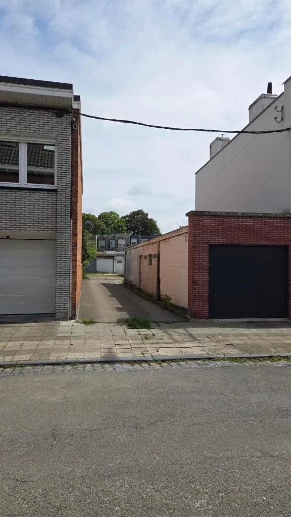 Välivaade - Secure Garage with Shared Facilities in Residential Zone