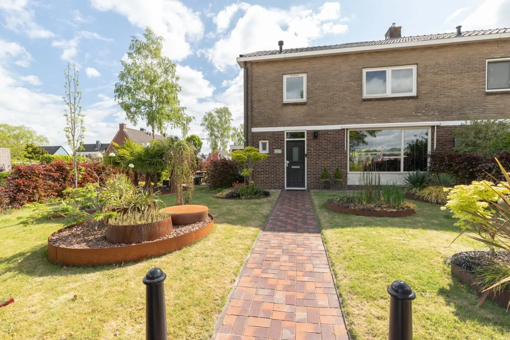 Aed - Half Duplex with Solar Panels in Central Location