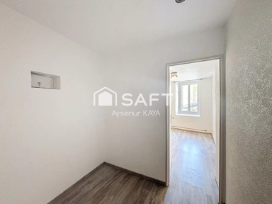 Esik - Apartment with Balcony near Saint-Claude Centre
