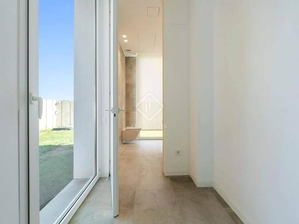 Esik - Modern House with Pool in Reus