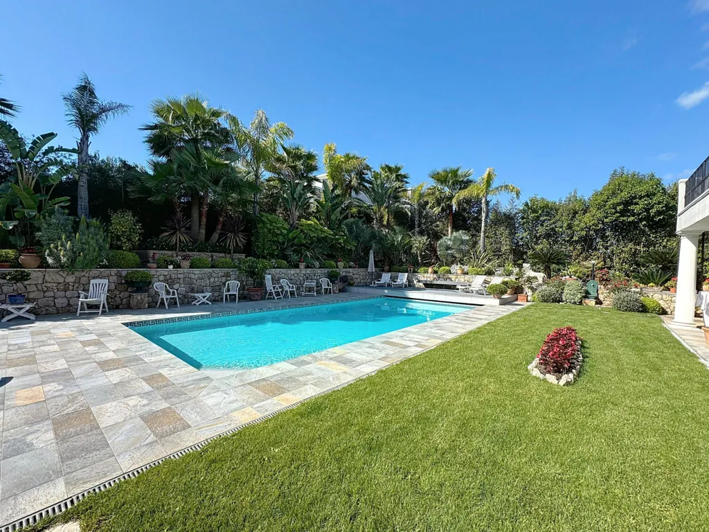 Piscine - Villa Récemment Construite avec Piscine à Mougins