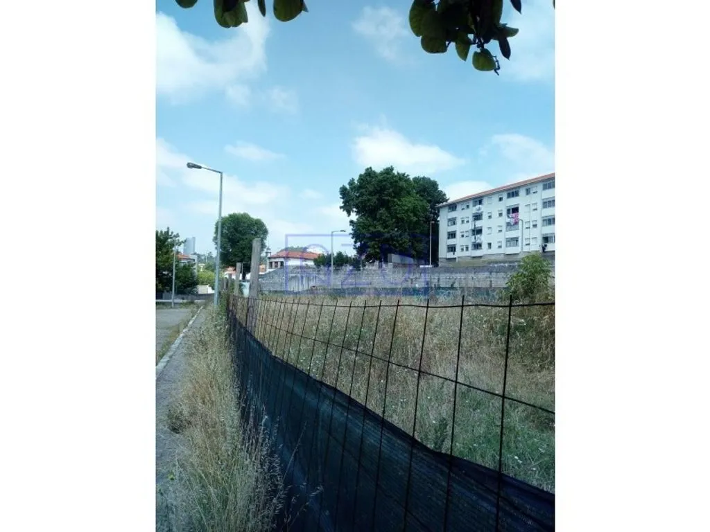 Jardin - Development Land with Four Fronts in Contumil, Porto