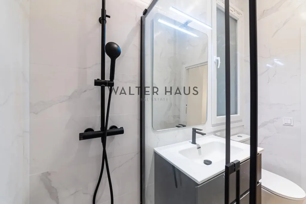Salles de bain - Modern Apartment with Mountain View in Madrid