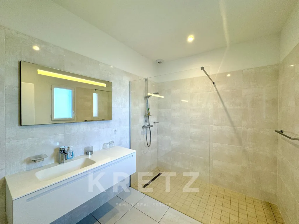 Salles de bain - Maison Conçue par Architecte avec Triple Exposition à Amboise