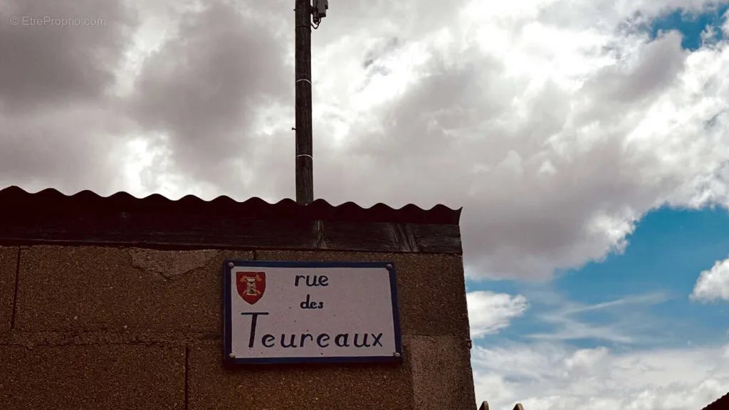 Three-Garage Complex in Mailly-le-Château