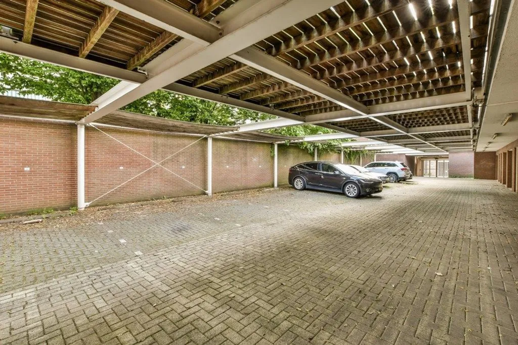 Garaaž - Semi-Detached House with Courtyard in Den Haag