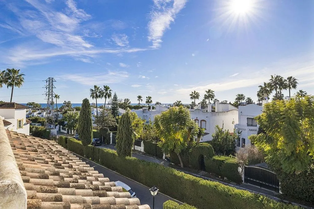 Balcony - Semi-Detached House with Pool in Bel Air