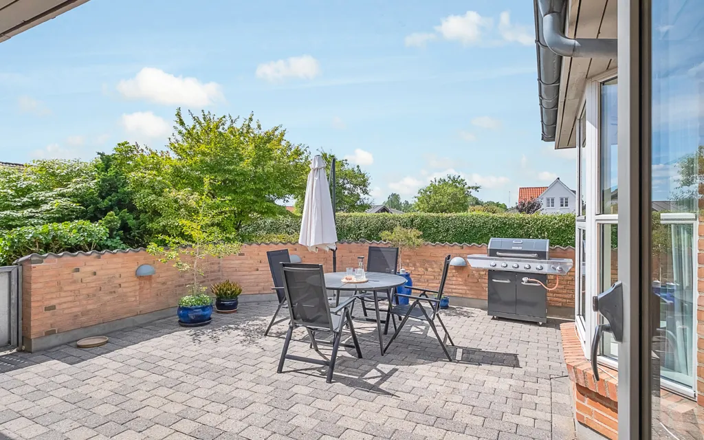 Terrass - Spacious Villa with Garden in Skæring