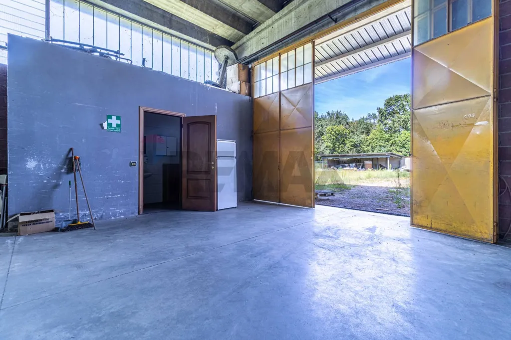 Garaaž - Industrial Warehouse with Expansion Potential in Sandigliano