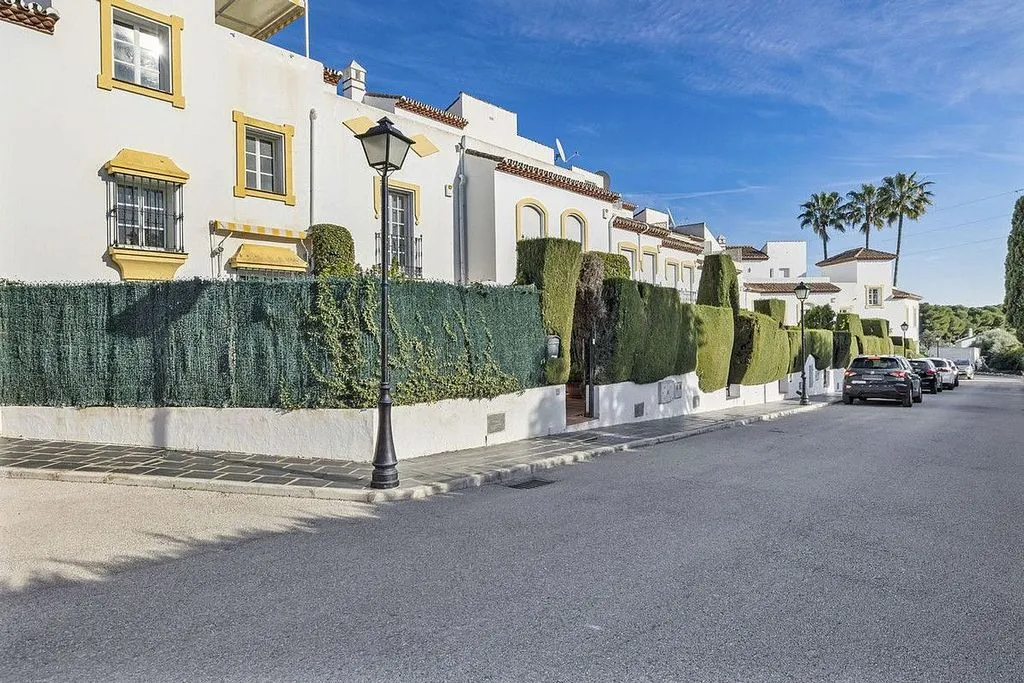 Exterior - Semi-Detached House with Pool in Bel Air