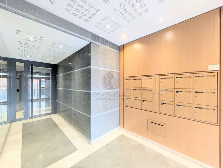 Hallway - T2 with Balcony and Parking in Lyon
