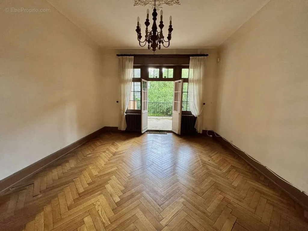 Elutuba - Four-Storey House with Terrace in Central Location