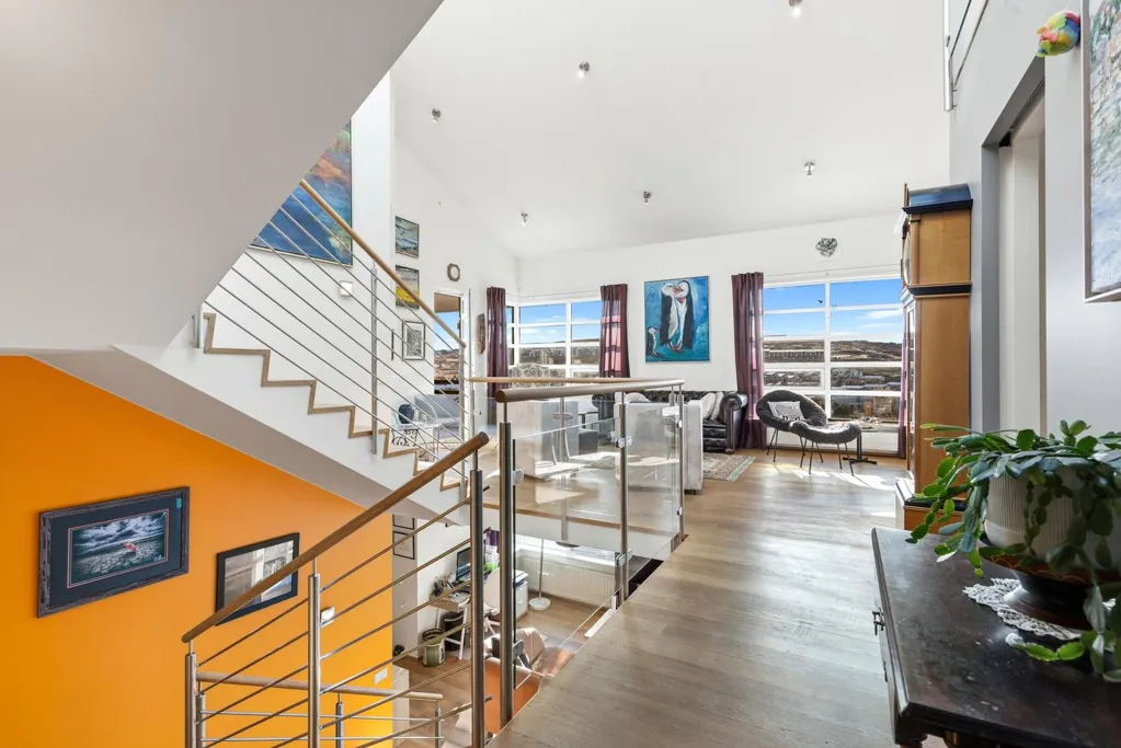 Toad - Three-Storey Apartment with Sea View in Hafnarfjörður
