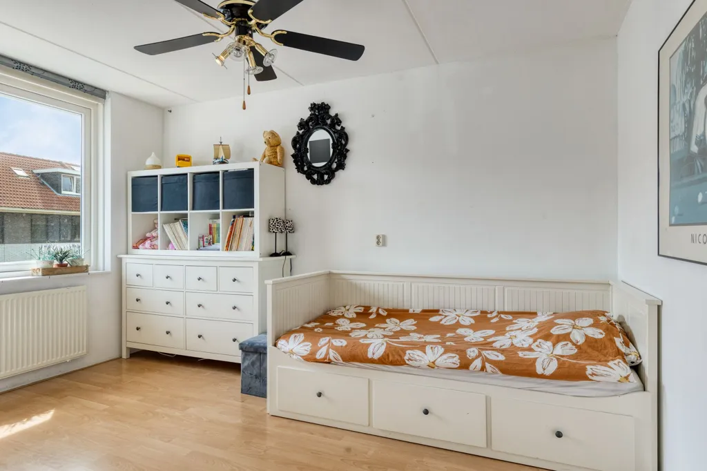 Magamistoad - Corner House with Private Driveway in Hoorn