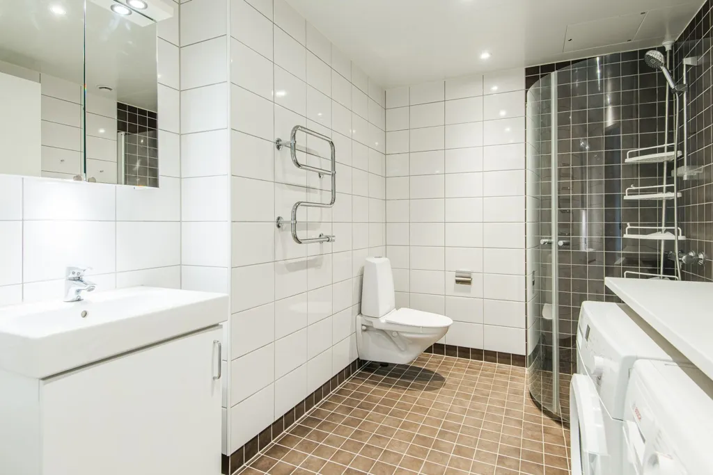 Vannitoad - Mixed-Use Property with Balcony in Upplands-Bro