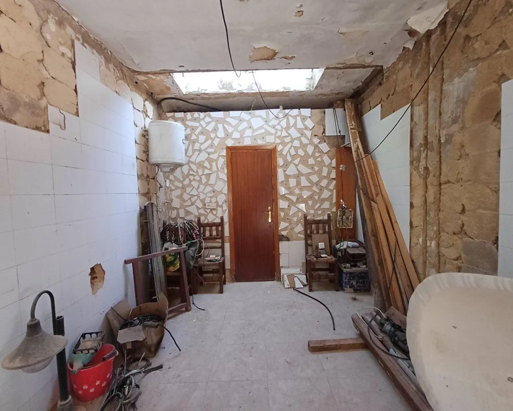 Pièces - Country Property with Hostel Potential in Oliva