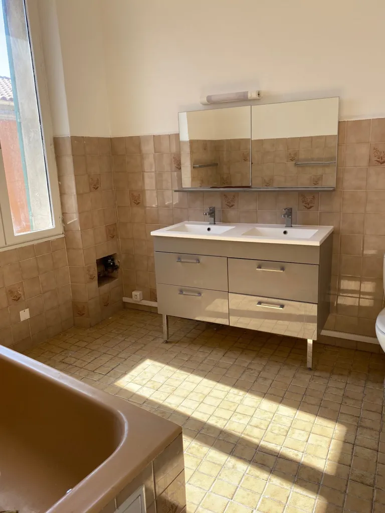 Bathrooms - Duplex Apartment with Terrace in Toulon Centre