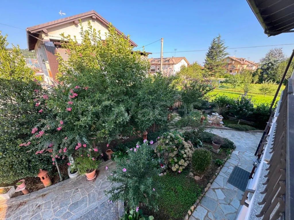 Aed - Villa with Potential for Two Apartments in Boves