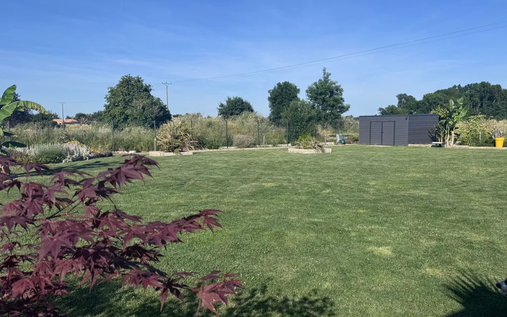 Aed - RT2012 Villa with 965m² Garden in Longages