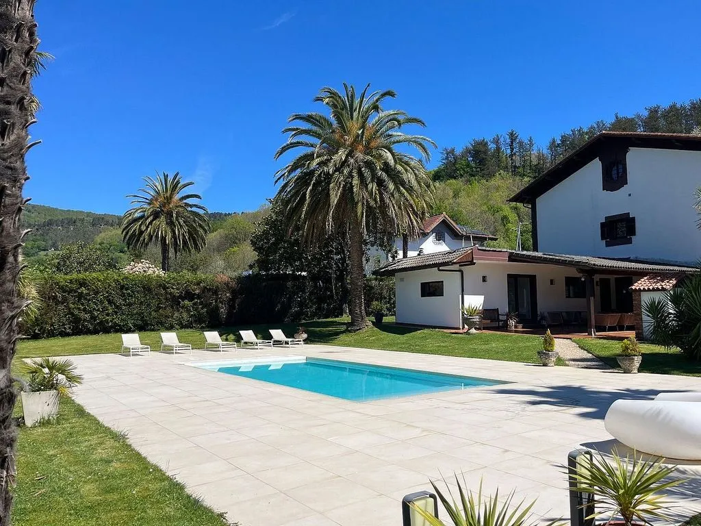 Bassein - Chalet with Pool in Usurbil