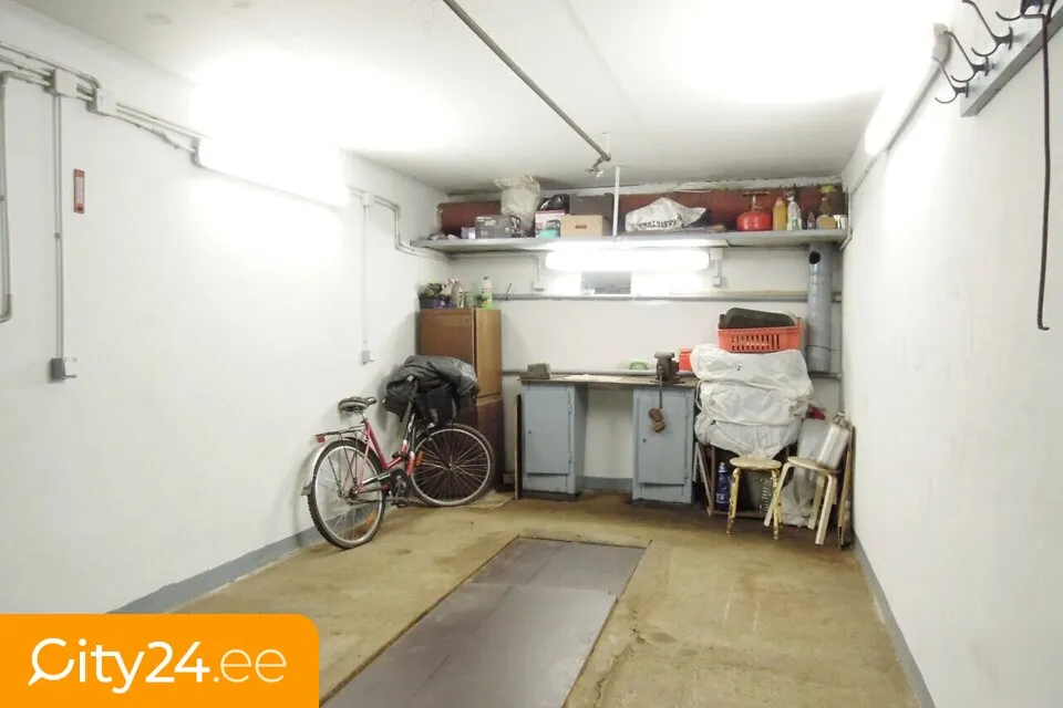 Garaaž - Garage Box with Lift Gate in Nice Location