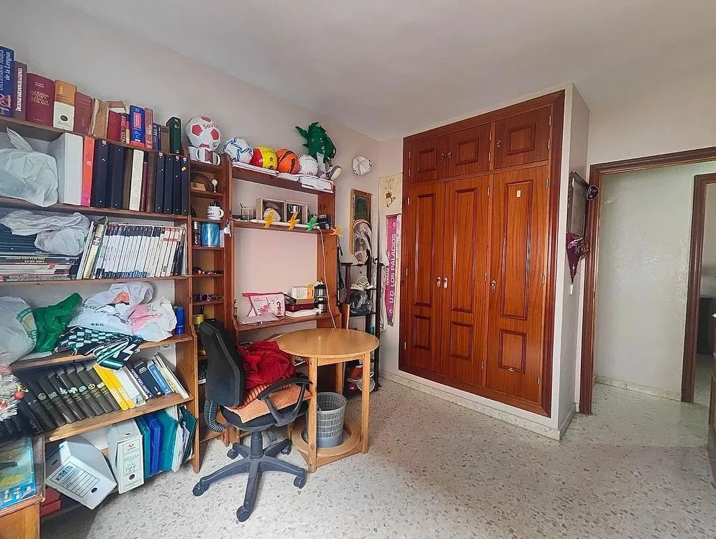 Bureau - Apartment with Balcony in Los Palacios