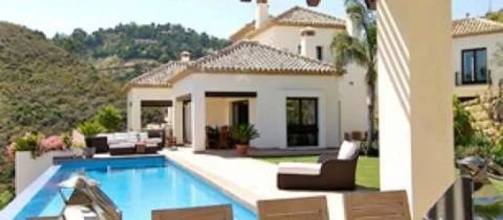 Bassein - South-Facing Villa with Infinity Pool in Marbella