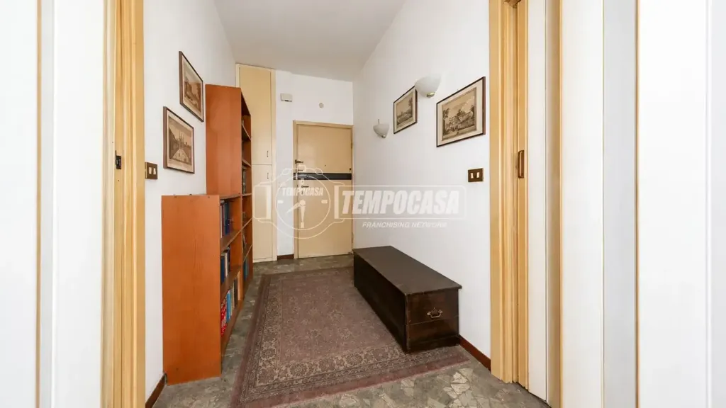 Esik - Triplex with Two Entrances in Milan