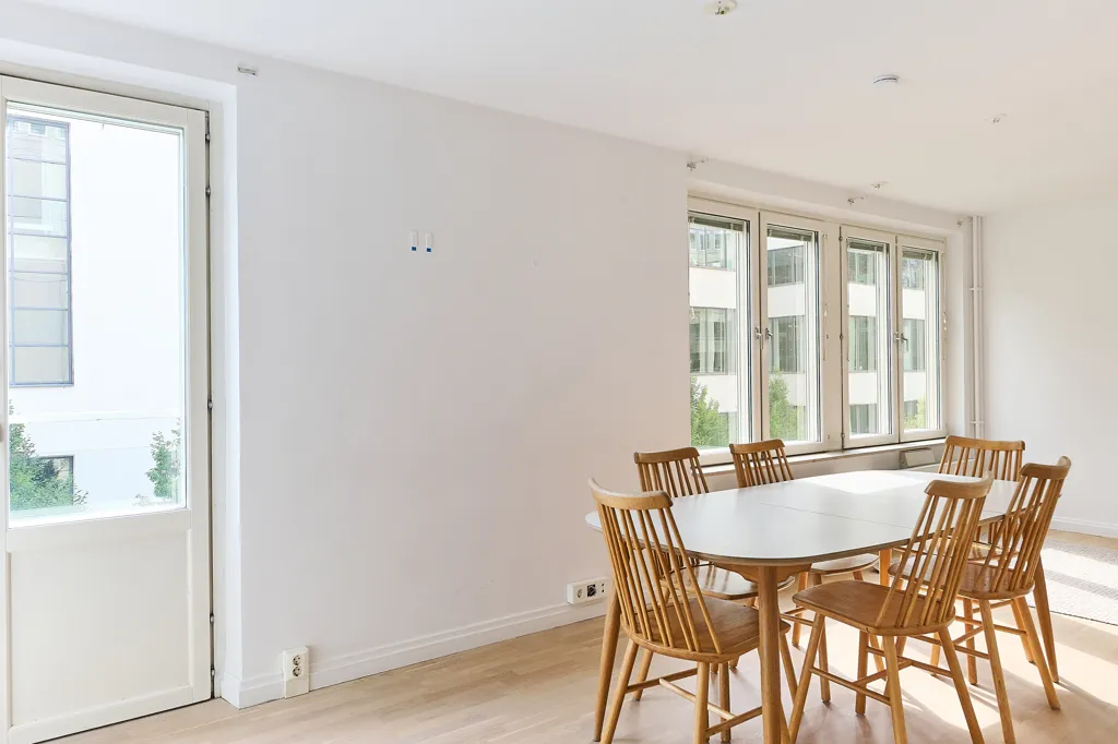 Söögituba - Spacious 4-Bedroom Flat with Corner Location in Södermalm