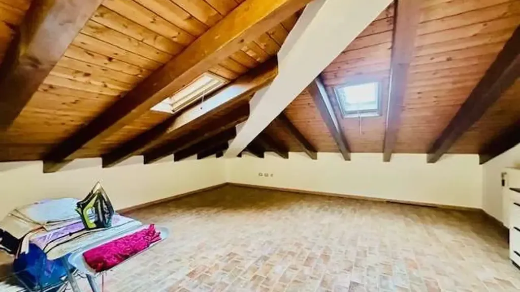 Pièces - Two-Level Apartment with Terrace in Medolla