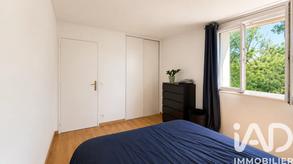 Bedrooms - 3-Bedroom Apartment with Private Parking in Eaubonne