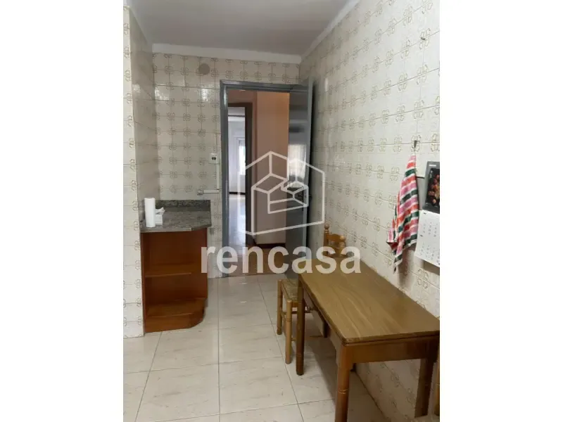 Söögituba - Spacious Flat with Balcony in Instituts