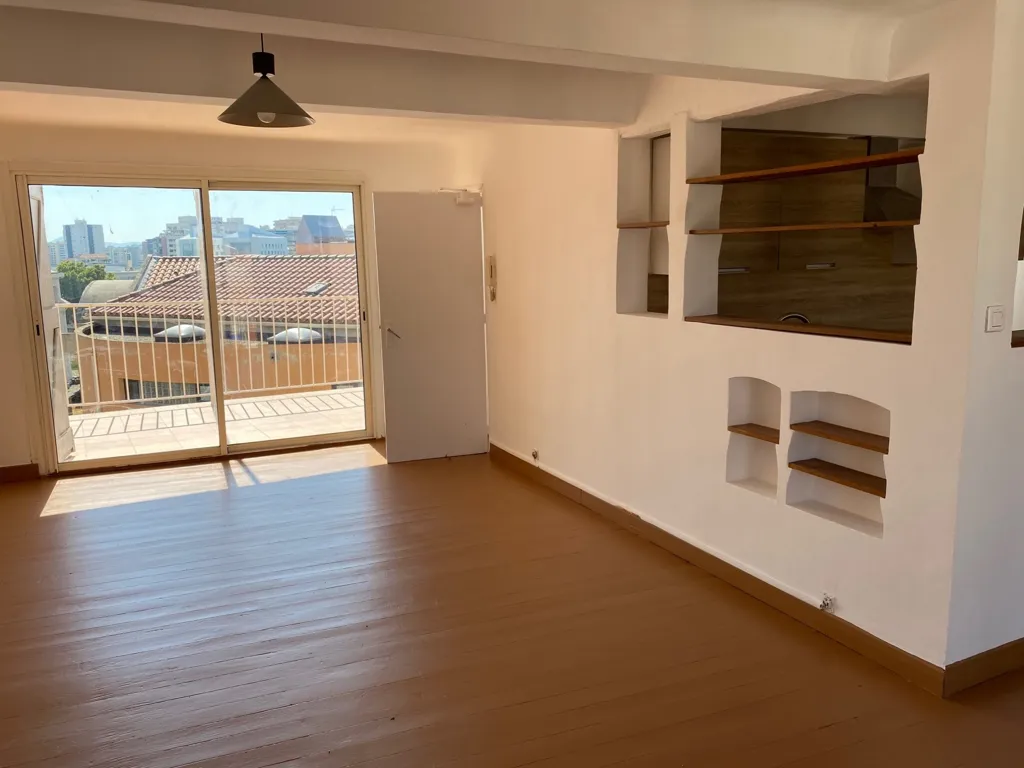 Living Room - Duplex Apartment with Terrace in Toulon Centre