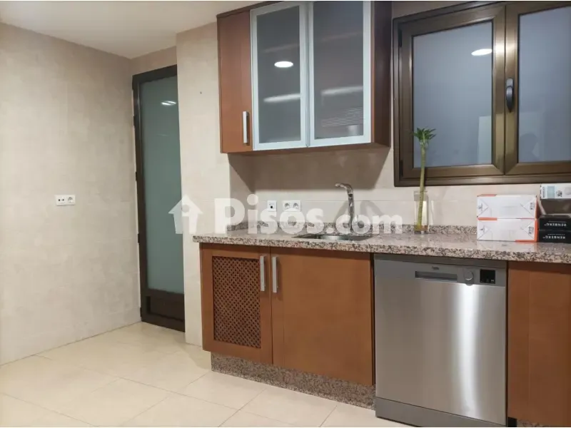 Cuisine - Modernised Flat with Balcony in City Centre