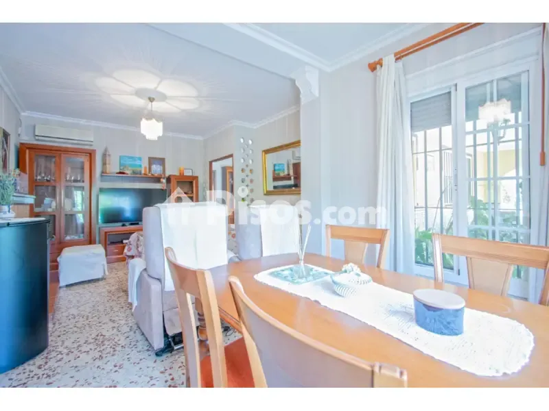 Söögituba - Chalet with Extensive Garden in Nuevo Bulevar