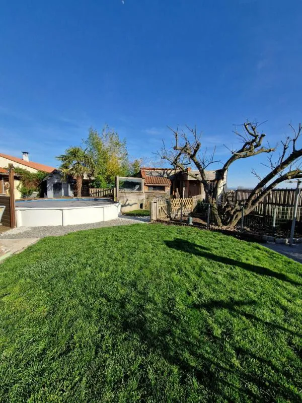 Jardin - Maison avec Piscine et Jardin à Menetrol