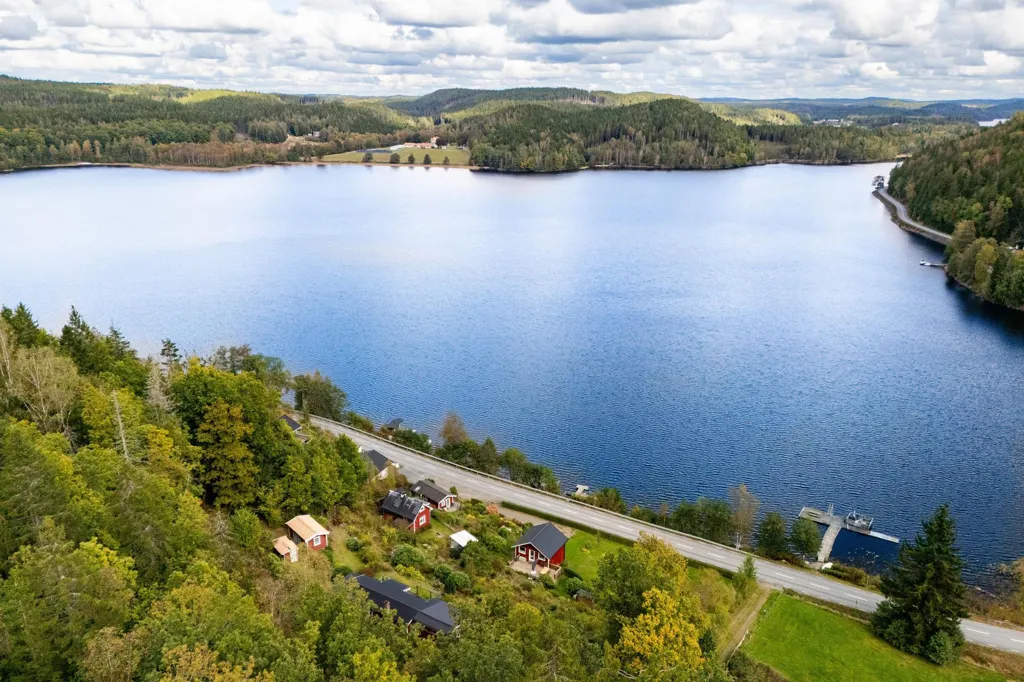 Vue aérienne - Lakefront Plot with Three Houses in Hällingsjö