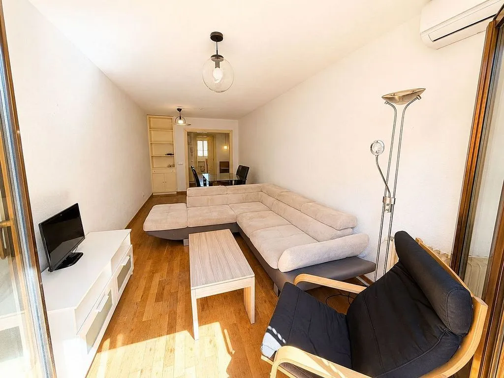 Elutuba - Ample Apartment with Balcony in Cortes - Huertas