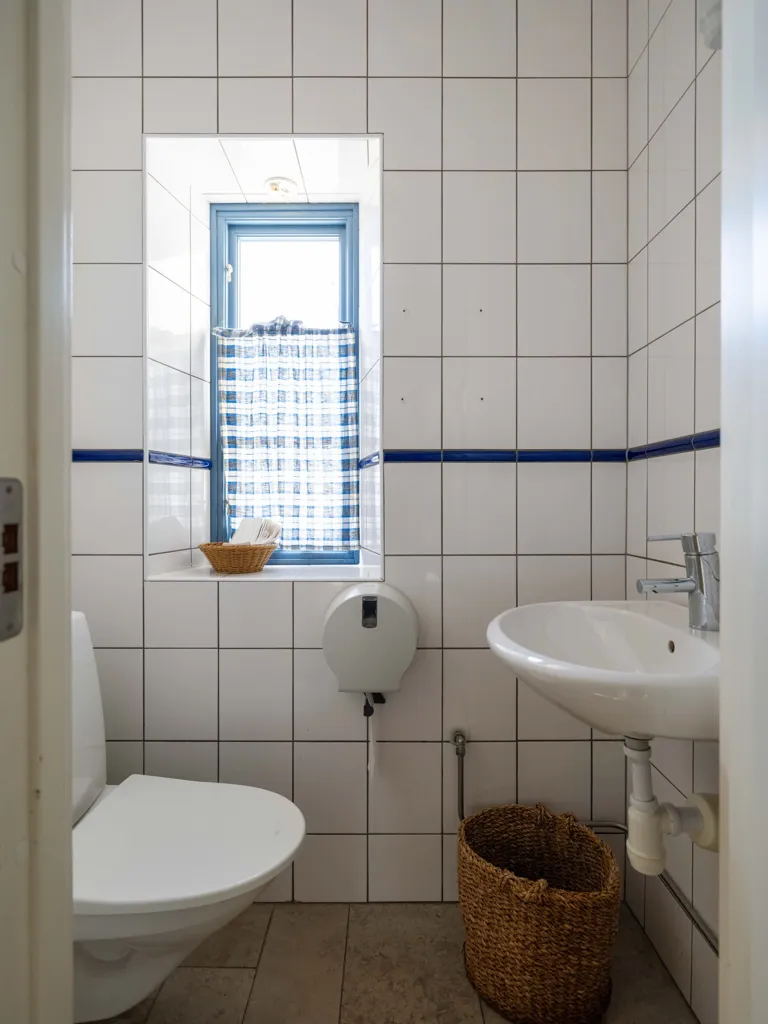 Vannitoad - Commercial Property with Sea View in Herrvik