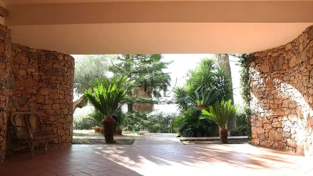 Terrasse - Architectural Villa with Central Staircase in Amantea